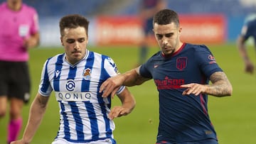 Hermoso ante Gorosabel durante el Real Sociedad-Atl&eacute;tico.