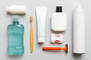 Jabón, toallitas húmedas, papel higiénico, cepillo y pasta de dientes.