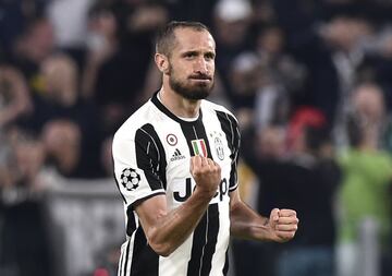 El rocoso defensa italiano llegó a la Juventus en Serie B y su proyección ha ido conjunta a la de la Juve. Actualmente es el capitán de la Juventus.