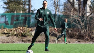 Zlatan trains with Hammarby as he considers future plans