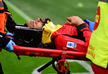  La reacción de los futbolistas fue inmediata: pidieron el ingreso urgente de las asistencias médicas.