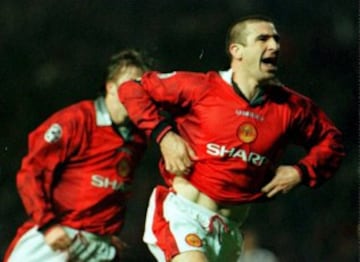 Fichó por el Manchester United en 1993, club en el que se retiraría en 1997. Con los ingleses ganó 4 Premier League, 2 FA Cup y 3 Charity Shield.
   