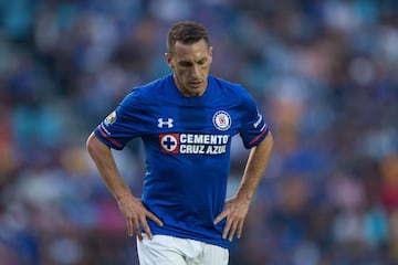 Para muchos no fue adecuada la manera en que Pedro Caixinha, nuevo estratega de Cruz Azul dio a conocer la salida del último ídolo de los cementeros.