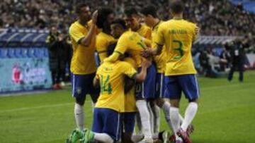 Los brasile&ntilde;os celebran el tercer gol en el amistoso contra Francia, que fue victoria por 3-1.