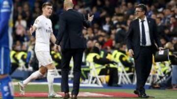 Kroos saluda a Zidane ante el Espanyol.