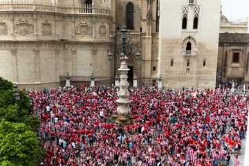 La plaza de la Virgen de los Reyes, junto a la Catedral de Sevilla, repleta de aficionados del Athletic.
