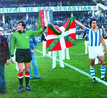 El 5 de Diciembre de 1976. El Athletic visitaba a la Real Sociedad y los capitanes de ambos equipos, Iríbar y Kortabarria respectivamente, salieron al campo de Atotxa sosteniendo la Ikurriña aún ilegalizada por el Franquismo.