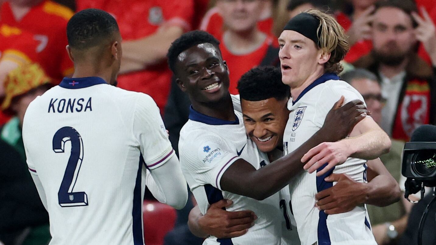 Inglaterra golea, sonríe y convence