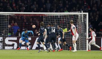 Jugada del gol anulado a Tagliafico por el VAR. 
Thibaut Courtois.