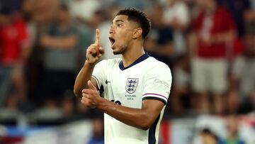 Jude Bellingham, jugador de la Selección inglesa, protesta durante un partido.