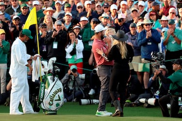 Jon Rahm celebra con su mujer Kelley y su hijo Kepa la victoria del golfista vasco. Esposa e hijo acompañaron a Rahm durante el torneo y entraron a felicitarle tras acabar el hoyo 18.