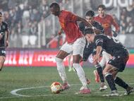 BURGOS, 15/01/2026.- El delantero del Valencia Sadiq Umar (i) controla el balón junto a Brais Martínez, del Burgos, durante el partido de octavos de final de Copa del Rey que Burgos CF y Valencia CF disputan este jueves en el estadio de El Plantío, en Burgos. EFE/Santi Otero