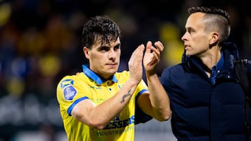 Julen Lobete aplaude a la afición del RKC Waalwijk durante el partido de la Eredivisie contra el AZ Alkmaar en el Mandemakers Stadion.