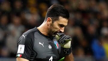 Gianluigi Buffon durante el partido de repesca contra suecia en Estocolmo.