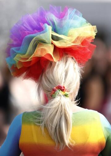 Sombreros imposibles, pasarela de vestidos, cerveza y buen ambiente en el Grand Nátional Festival en Liverpool.