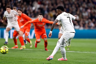 4-1. El delantero brasileño dispara a la derecha de Alejadro Remiro para anotar el cuarto gol del conjunto blanco.