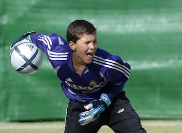 Formado en la Fábrica hasta los juveniles, se fue al Atlético de Madrid pero solo estuvo un año y regresó al equipo blanco por tres años. En 2012 se fue definitivamente iba a fichar por el Leicester, pero una lesión truncó su fichaje. Pasó por varios equipos hasta que llegó al filial del Sevilla. En 2015/2016 subió al primer equipo y fue un fijo en las convocatorias. En 2018 el Getafe anunció su incorporación por 4 temporadas.