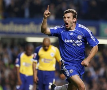 Andriy Shevchenko dejó en junio de 2006 el Milan por el Chelsea. El equipo londinense pagó 45 millones de euros convirtiéndose en el fichaje más caro de la Premier League hasta enero de 2011. Tras dos temporadas en las que decepcionó fue cedido al Milan.