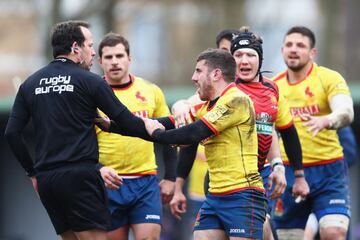 La Selección tuvo que sufrir  un arbitraje tremendamente parcial. Vlad Iordachescu minó la moral de los españoles desde el minuto uno y ni siquiera tuvo el detalle de hacerlo con decoro,  al final de partido muchos jugadores se enfrentaron al árbitro