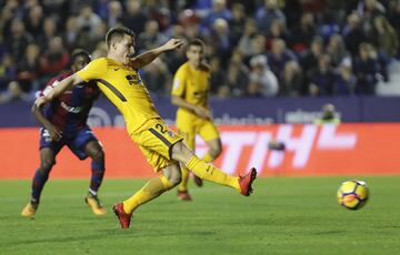 Gameiro pokes past Levante goalkeeper Oier Olazábal to make it 3-0 to Los Colchoneros.