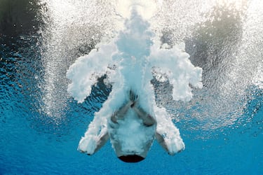 Curiosa imagen acuática tras el salto desde los 10 metros del británico Matthew Lee en los Juegos de la Commonwealth en Birmingham.        