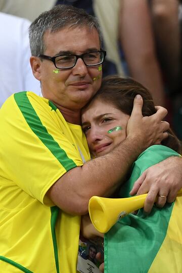 Brasil-Bélgica (1-2). Aficionados brasileños desolados tras la eliminación en cuatros de final.