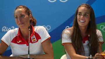 BRA01. R&Iacute;O DE JANEIRO (BRASIL), 9/08/2016.- Las nadadoras Gema Mengual (i) y Ona Carbonel (d) hablan hoy, martes 9 de agosto de 2016, durante una rueda de prensa del equipo espa&ntilde;ol de nataci&oacute;n sincronizada de duo ofrecida en la Villa Ol&iacute;mpica en la ciudad de R&iacute;o de Janeiro (Brasil). EFE / Marcelo Say&atilde;o