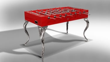 Este futbolín "'F1 Scuderia" pertenece a la serie Calcetto Opera F1 y es una versión exclusiva. Se ha prestado una atención extrema a los detalles y acabados. Lacado en rojo (que recuerda a la famosa escudería italiana) y de cromo espejo con bases en acabado de acero.