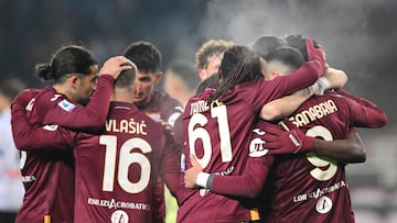 Turin (Italy), 04/12/2023.- Torino's Duvan Zapata celebrates with his teammates after scoring the 1-0 goal during the Italian Serie A soccer match between Torino FC and Atalanta BC, in Turin, Italy, 04 December 2023. (Italia) EFE/EPA/ALESSANDRO DI MARCO