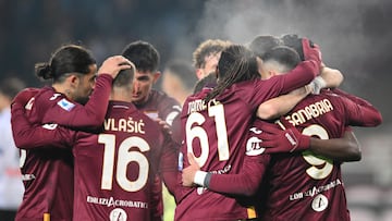 Turin (Italy), 04/12/2023.- Torino's Duvan Zapata celebrates with his teammates after scoring the 1-0 goal during the Italian Serie A soccer match between Torino FC and Atalanta BC, in Turin, Italy, 04 December 2023. (Italia) EFE/EPA/ALESSANDRO DI MARCO
