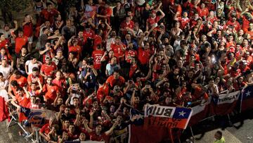 Los hinchas esperaron a Chile en el hotel.