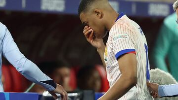 France's forward #10 Kylian Mbappe leaves the pitch after being injured during the UEFA Euro 2024 Group D football match between Austria and France at the Duesseldorf Arena in Duesseldorf on June 17, 2024. (Photo by FRANCK FIFE / AFP)