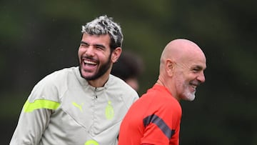 Pioli y Theo Hernández, en un entrenamiento.