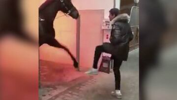 El baile sincronizado de Müller y un caballo que se ha hecho viral