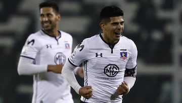 El jugador de Colo Colo Esteban Pavez, celebra con sus compa&ntilde;eros despu&eacute;s de convertir un gol contra Audax Italiano.