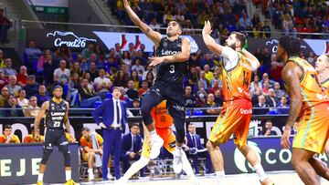 Jaime Fernández, del Lenovo Tenerife, entra a canasta.
