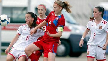 Silvia Rubio pelea un balón con la jugadora checa Kamila Dubcova.