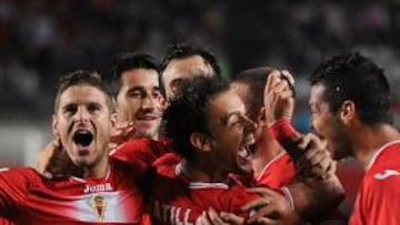 <b>ÉXTASIS GRANA. </b>El gol de Matilla llevó la locura al pueblo grana. El Murcia frenó al líder y se coloca a tres puntos del segundo clasificado.