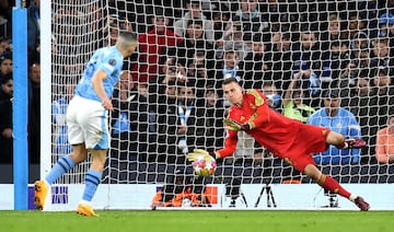 Lunin, en el penalti que le para a Kovacic. 