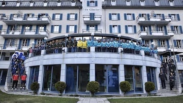 El equipo de la Real Federación Española de Deportes de Invierno en la recepción del Hotel du Glacier