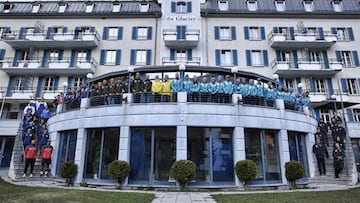 El equipo de la Real Federaci&oacute;n Espa&ntilde;ola de Deportes de Invierno en la recepci&oacute;n del Hotel du Glacier