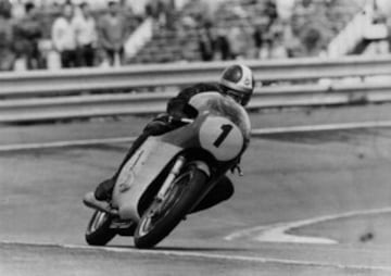 En 1963 debutaría en el Campeonato del Mundo. Un año después ganó el Campeonato de Italia de 250cc con el equipo Morini. 