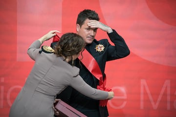 La presidenta de la Comunidad de Madrid, Isabel Díaz Ayuso entrega al cantante Dani Martín una de las condecoraciones de la Gran Cruz de la Orden del Dos de Mayo. 