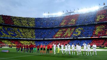 Soccer Football - La Liga Santander - FC Barcelona v Real Madrid - Camp Nou, Barcelona, Spain - May 6, 2018 General view of both teams and officials lined up before the match REUTERS/Albert Gea