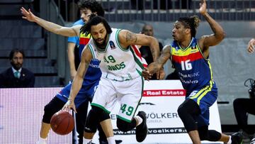 GRAF6472. ANDORRA LA VELLA, 09/01/2019.- El base estadounidense del Unics Kazan, Pierria Henry (c), conduce el balón ante base francés del Andorra Andrew Albicy (d), en el partido del Top16 de la Eurocopa, que se juega esta noche en el Polie