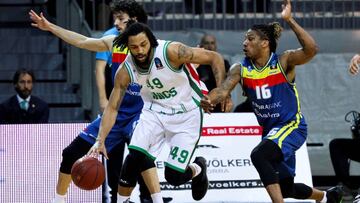 GRAF6472. ANDORRA LA VELLA, 09/01/2019.- El base estadounidense del Unics Kazan, Pierria Henry (c), conduce el bal&oacute;n ante base franc&eacute;s del Andorra Andrew Albicy (d), en el partido del Top16 de la Eurocopa, que se juega esta noche en el Polie