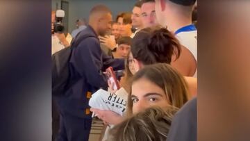 Kylian Mbappé y su firma de autógrafos para todos los aficionados.