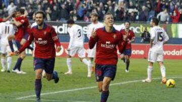 Oriol Riera celebra uno de sus goles.