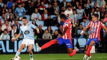 Sergio Carreira, jugador del Celta, centra el balón junto a Reinildo Mandava y Giuliano Simeonte, del Atlético de Madrid, durante el partido de LaLiga de la primera vuelta disputado en Balaídos.