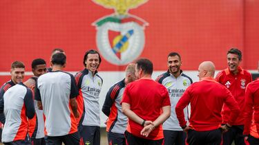 Seixal (Portugal), 01/10/2024.- Benfica head coach Bruno Lage (R) talks to coaching staff and players during the team's training session at Caixa Campus in Seixal, south of Lisbon, Portugal, 01 October 2024. Benfica will face Atletico Madrid on 02 October in the UEFA Champions League in Lisbon. (Liga de Campeones, Lisboa) EFE/EPA/JOSE SENA GOULAO